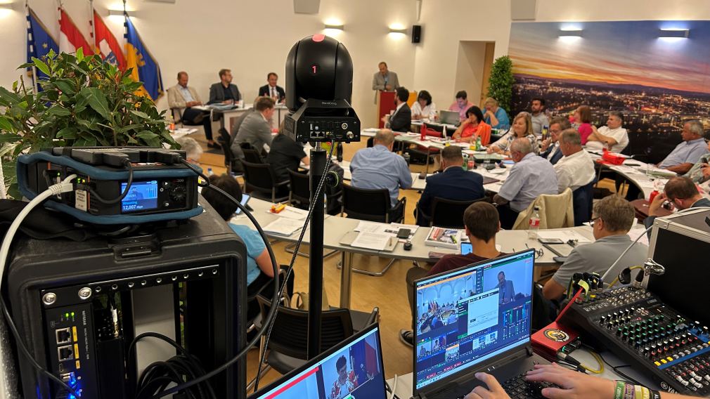 Bild von der Videoübertragung der Gemeinderatssitzung aus dem Rathaus. (Foto: Kainz)