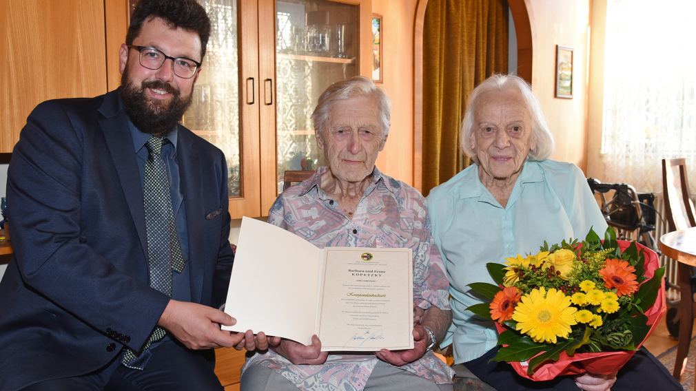 Vizebürgermeister Harald Ludwig gratulierte den Jubilaren. (Foto: Josef Vorlaufer)