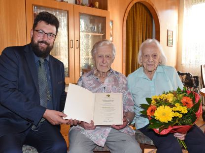 Vizebürgermeister Harald Ludwig gratulierte den Jubilaren. (Foto: Josef Vorlaufer)