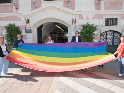 v.l.: Mariella Schlossnagl (Büro für Diversität), Martin Koutny (Leitung Bürgerservice), Mag.a Martina Eigelsreiter (Leitung Büro für Diversität), Bürgermeister Mag. Matthias Stadler, Ilse Knell und Julia Lechner (beide Büro für Diversität). (Foto: Josef Vorlaufer)
