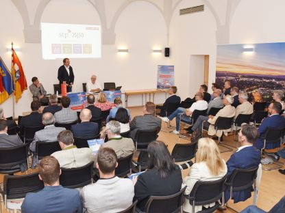 Die Expert:innen versammelten sich im Gemeinderatssaal des Rathauses. (Foto: Josef Vorlaufer)