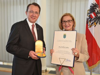 Landeshauptfrau Mikl-Leitner überreicht das Goldene Komturkreuz an Bürgermeister Stadler. (Foto: Josef Vorlaufer)
