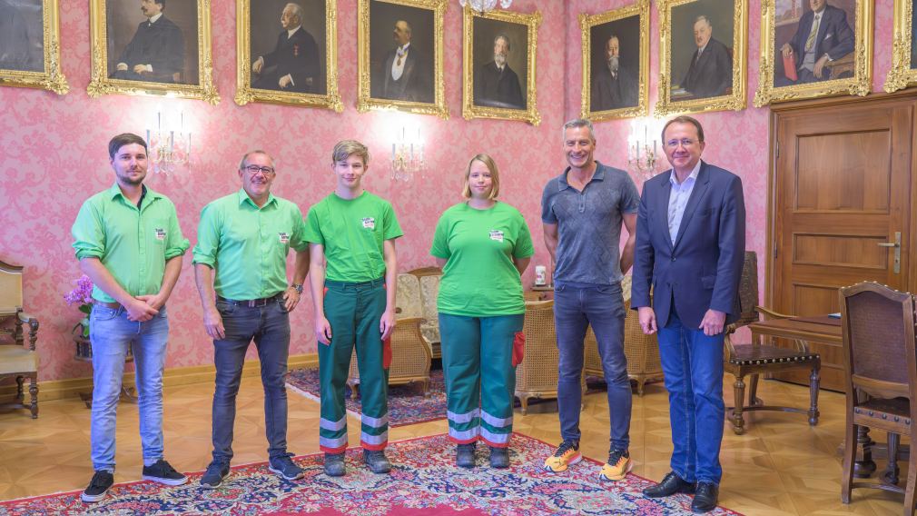 Auf dem Foto sind Bürgermeister Matthias Stadler und weitere Personen zu sehen. (Foto: Arman Kalteis)

Von links nach rechts: Daniel Brandtner, Robert Wotapek, Benjamin Salzer, Lea Uitz, Michael Paal und Bürgermeister Matthias Stadler.