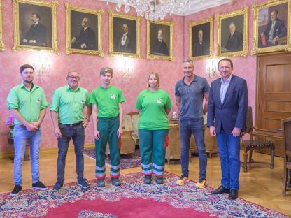 Auf dem Foto sind Bürgermeister Matthias Stadler und weitere Personen zu sehen. (Foto: Arman Kalteis)

Von links nach rechts: Daniel Brandtner, Robert Wotapek, Benjamin Salzer, Lea Uitz, Michael Paal und Bürgermeister Matthias Stadler.