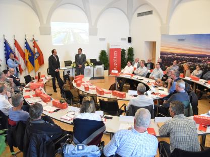 Personengruppe im Gemeinderatssaal. (Foto: Vorlaufer)