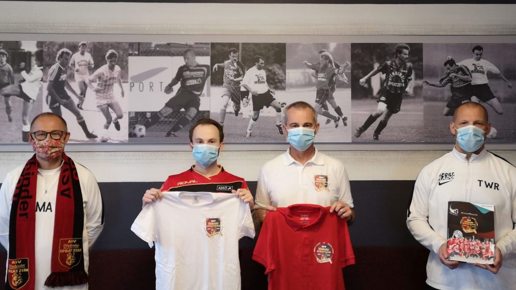Vier Männer vom ASV Spratzern vor Fotowand. (Foto: Lukas Heinzl)