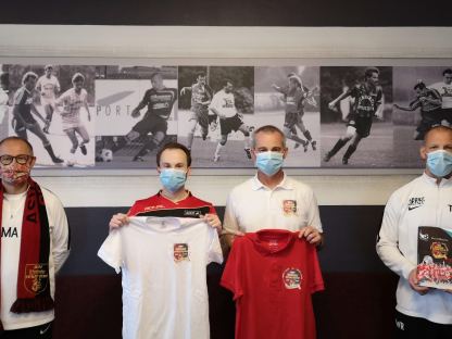 Vier Männer vom ASV Spratzern vor Fotowand. (Foto: Lukas Heinzl)