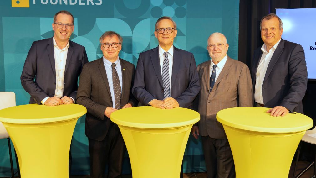 V.l.n.r.: Dr. Daniel Lohninger (Chefredakteur NÖN, Diskussionsleiter), Dr. Herbert Greisberger (Energie- und Umweltagentur des Landes Niederösterreich), Prof. Dr. Günther Ofner (Flughafen Wien AG), Dr. Josef Wildburger (Masterplan St. Pölten), Dir. Thomas Schauer, CMC (Geschäftsleiter der Raiffeisenbank Region St. Pölten). (Foto: Helge Wöll)